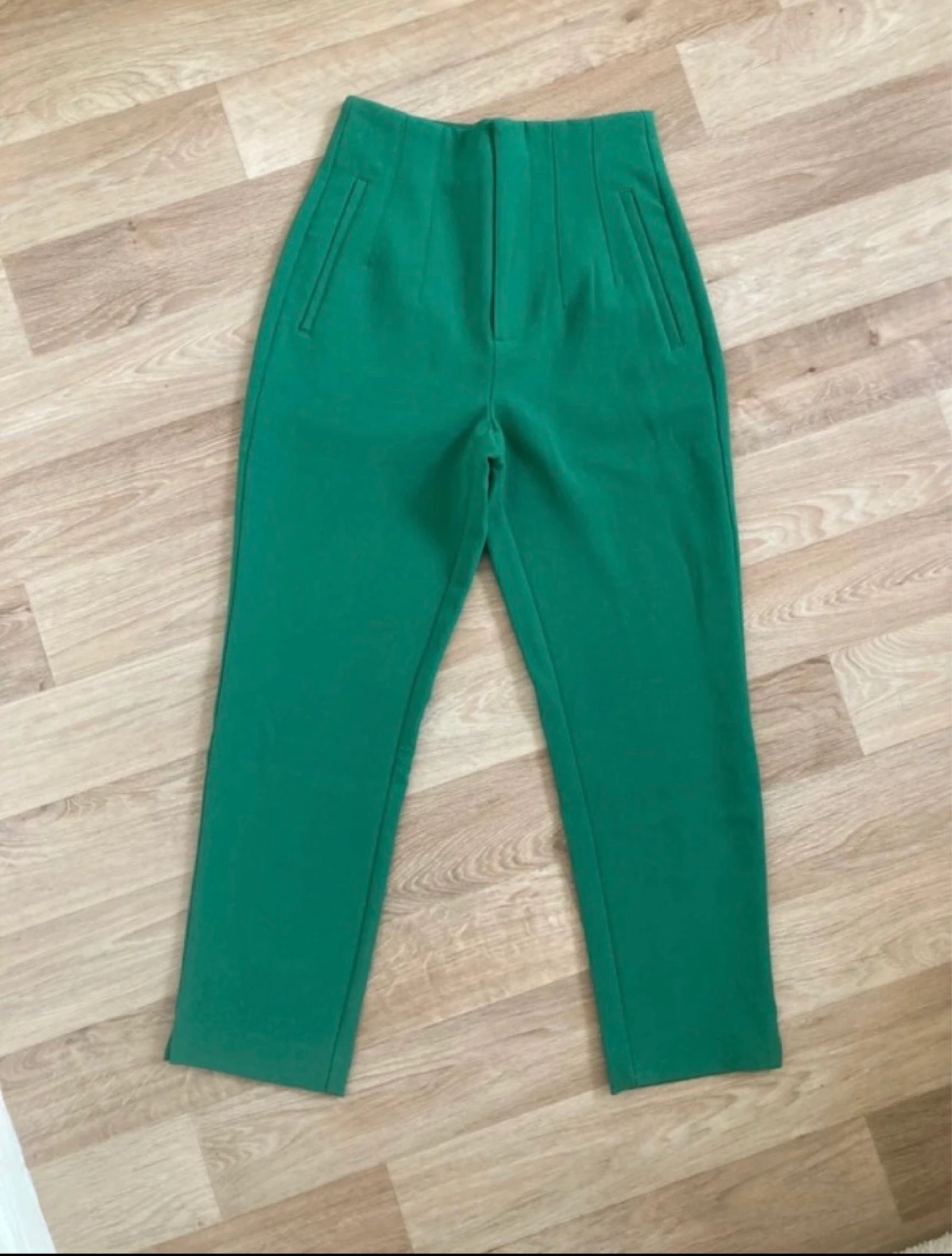 Pantalon tailleur vert Stradivarius 